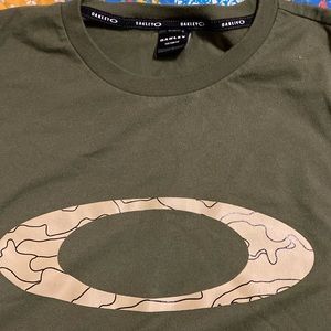 Men’s Oakley green with tan camo tshirt